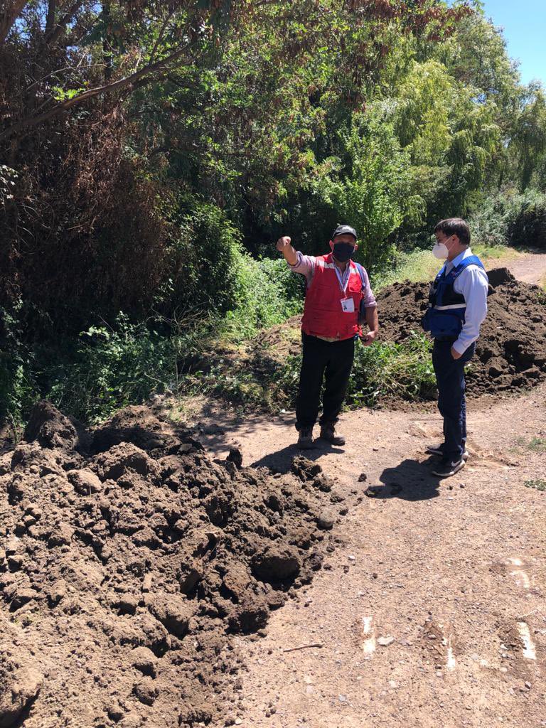 mop_rm's tweet image. Equipo #AguasMOPRM, liderado por su director regional @ernestoriosr, realiza visita inspectiva junto a representante de la Comunidad de Aguas a trabajos de recuperación del Canal Comunero en #SanJosédeMaipo, el que fue afectado por las últimas lluvias ocurridas en la zona.