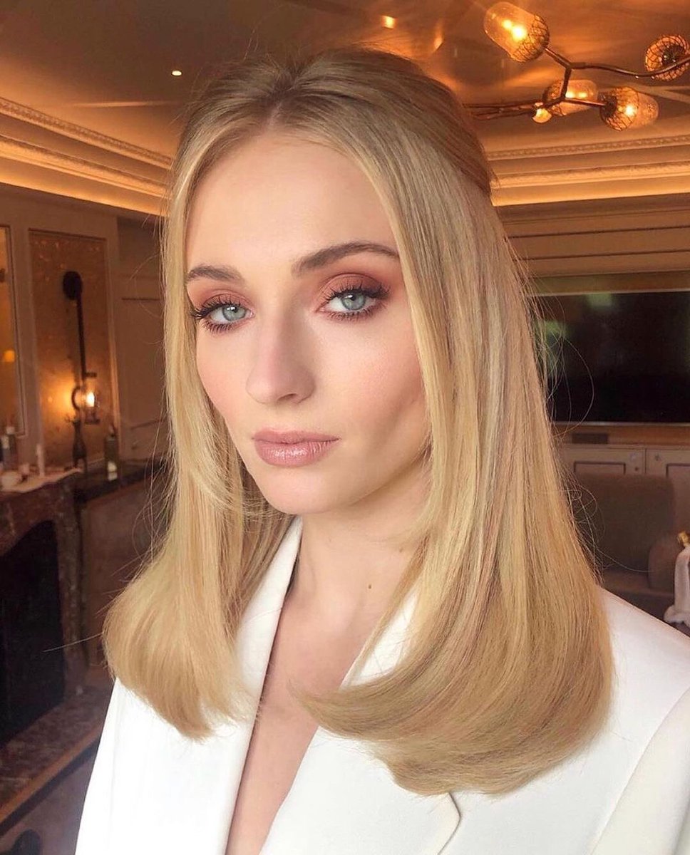 RevistaAlaModa's tweet photo. Te dejamos este ‘beauty look’ perfecto para nuestro #mood del día a día por @sophiet, quien ayer cumplió 25 años.
.
. #AlaModa #RevistaAlaModa #SophietTurner #beautylook #makeup #style https://t.co/zV5Sp59n4G