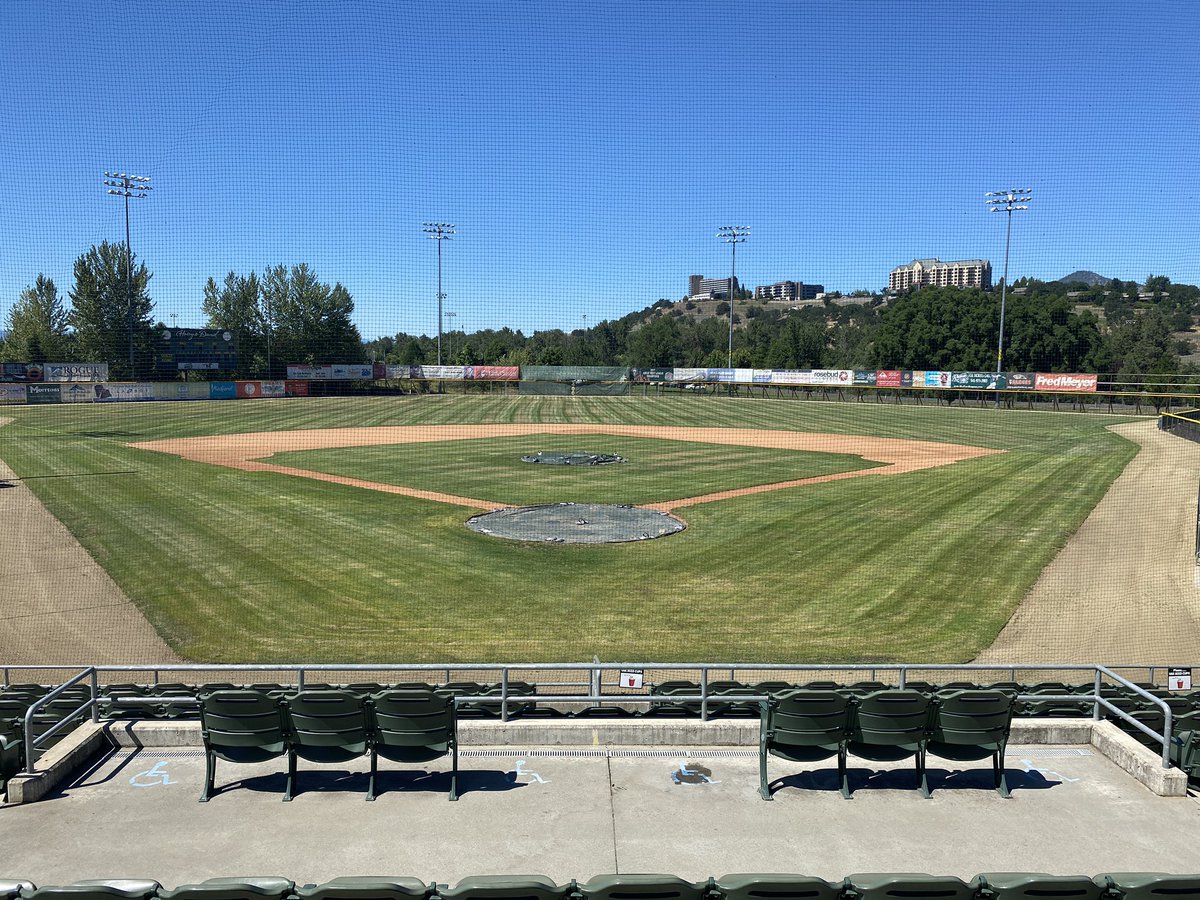 MedfordRogues's tweet photo. Any summer college teams need a place to play July 16-18? Weekend series in Medford. Contact us. Please help us spread the word with a retweet or tag. https://t.co/3Wc0feU2hk