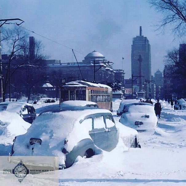 WisconsinTower's tweet image. A snow-covered Wisconsin Ave in 1947. An all too familiar sight this year. #MKE #Milwaukee #MKEDowntown #snow #winter
📷: Lyle Oberwise via @MKEhistory