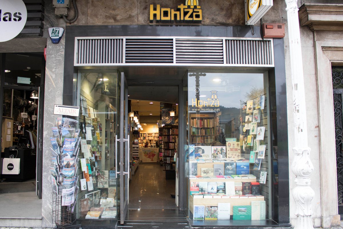 hemenGOSHOPPING's tweet photo. Oso leku berezian sartzen gara gaur, kultura eta artea arnasten diren giro abegitsuan.
Liburu denda bizi batean barneratzen gara, ongietorri Hontza Liburudenda ra.
🌟 Liburu denda hurbila, xumea, non langile guztien inplikazioa erabatekoa da. 
🌍 Okendo, 4
https://t.co/R9E1Tg72cu https://t.co/Rz6AtkdH7A