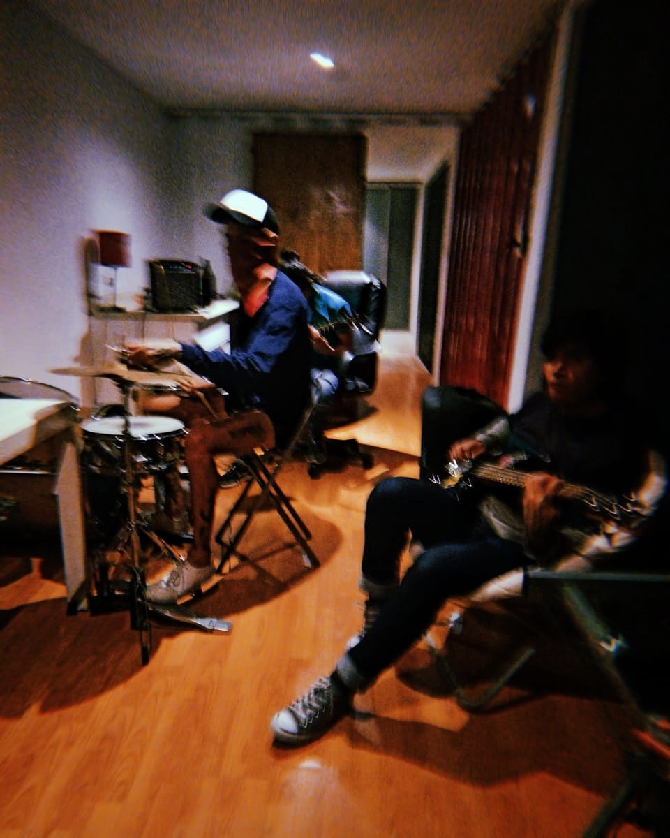 nadiescuchapunk's tweet photo. Así luce una banda de punk en medio del proceso de creación de una canción...👀

Evidentemente, no hay mucho presupuesto 🤑 ni glamur 👨‍🎤 detrás de esas rolas, pero sobra corazón en ese punk 😎🤘

#punk #punkrock #punkmexico #bandas #punkband #punkmusic  #musicapunk #punkmexicano https://t.co/PSn8piKIXK
