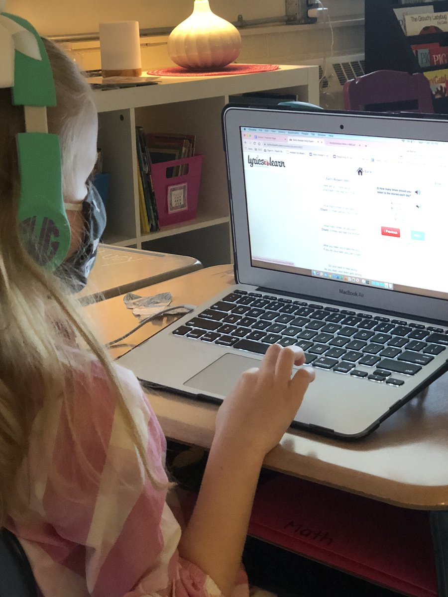 SouthernSteph88's tweet image. Ss love #lyrics2learn and my favorite part is their singing! ❤️#pespanda #chathamdigitallearning @PboroElementary