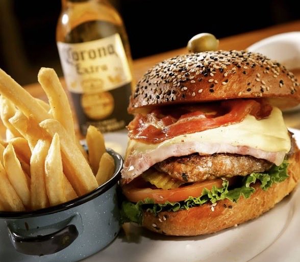 ¡La Hamburguesa Gigante de @donasadomexico es la mejor manera de romper la dieta! Está preparada con jugosa carne de res y viene acompañada de papas a la francesa.🍽️🍔🍟
#sirviendoaméxico #méxicounido #cdmx #yomequedoencasa #comeencasa #queremoscomer #pickup https://t.co/lbyfLcKoHc