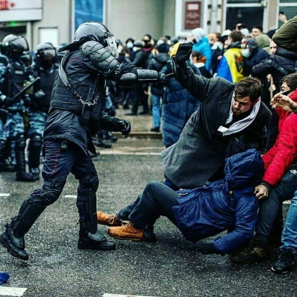 Его имя - Глеб Марьясов.
Сегодня отпустили из спецприемника за 23 января моего знакомого. 
Сейчас его сразу повезли на допрос. Человек крайне культурный, один из самых приличных которых я встречал в своей жизни, баптист.
#СвободуГлебуМарьясову