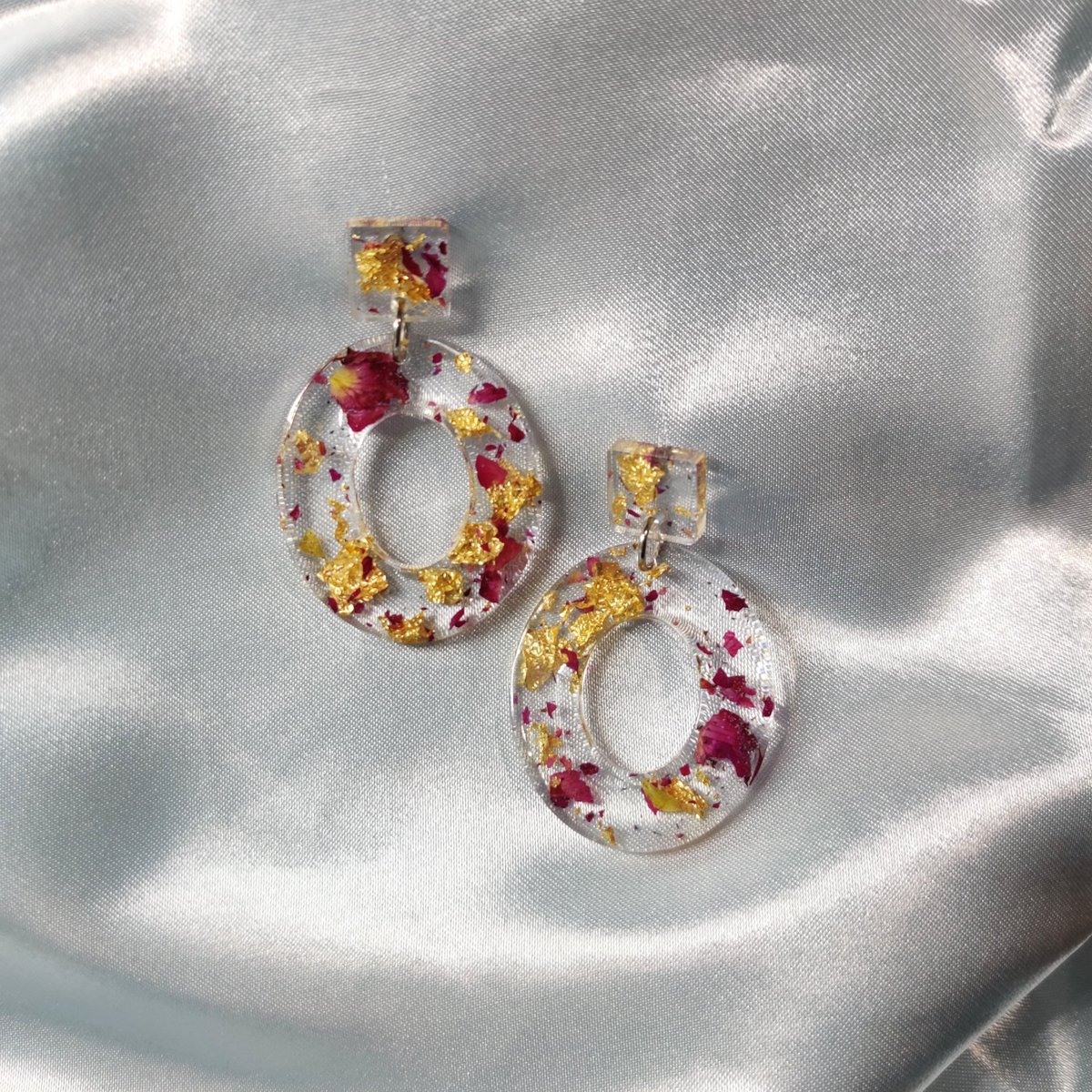 SparrowandLily_'s tweet photo. @blm_supportbob Hi! Black owned business here! I handmake floral, cottagecore resin jewelry and keychains!

🌻 Visit my website and take a look! I offer free shipping over $25! 

https://t.co/iAklX4Wo1n https://t.co/J111zOZ3gp