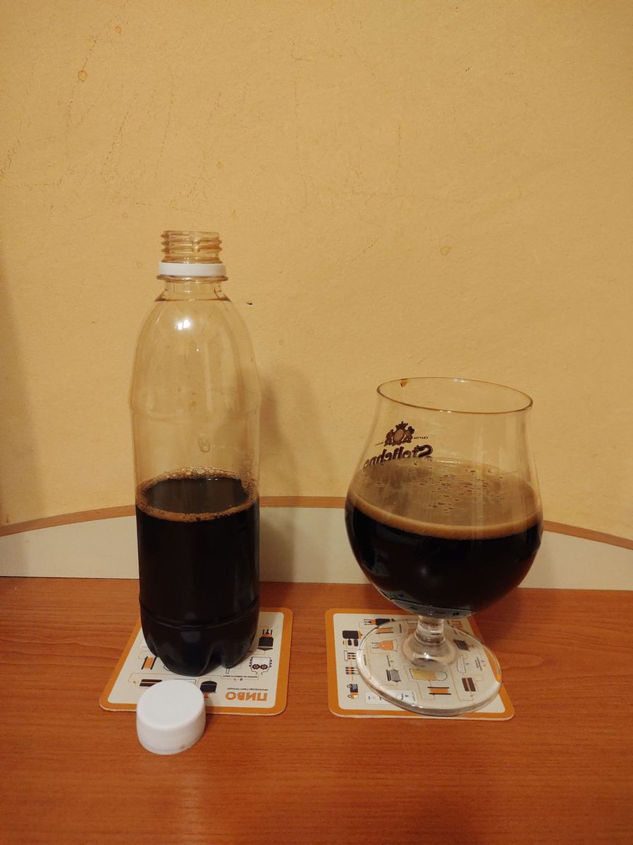 birenoshkembe's tweet image. Имперския стаут колаборация на #snobcats и #blekpine. Черен като черна котка, която ти пресича пътя, мек като тъмна лятна нощ, вкусен като кафето на комшийката от която ходиш да искаш чаша захар за кекса, нищо че не знаеш как се прави кекс..... мамка му, трябваше да взема литър!