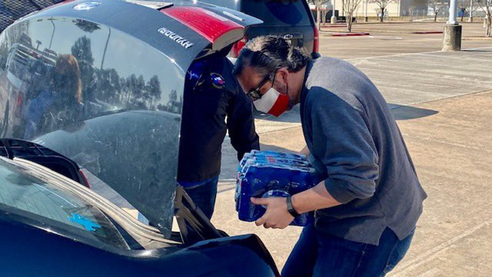 News4SA's tweet photo. Amid Cancun trip backlash, Sen. Ted Cruz volunteers for storm recovery efforts in Houston https://t.co/wK2mSgTrxm https://t.co/0izz1Jh1Pe