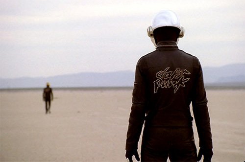 Geekmeall's tweet photo. C'est un tremblement de terre dans le sound system electro, l'incroyable duo casqué se sépare. Les Daft Punk figures emblématiques de la French Touch ont juste posté sur  YouTube leur vidéo d'adieu épilogue de 7 min reprenant un extrait de leur film Electroma. #daftpunk #electro https://t.co/Sf0qEHq9Op