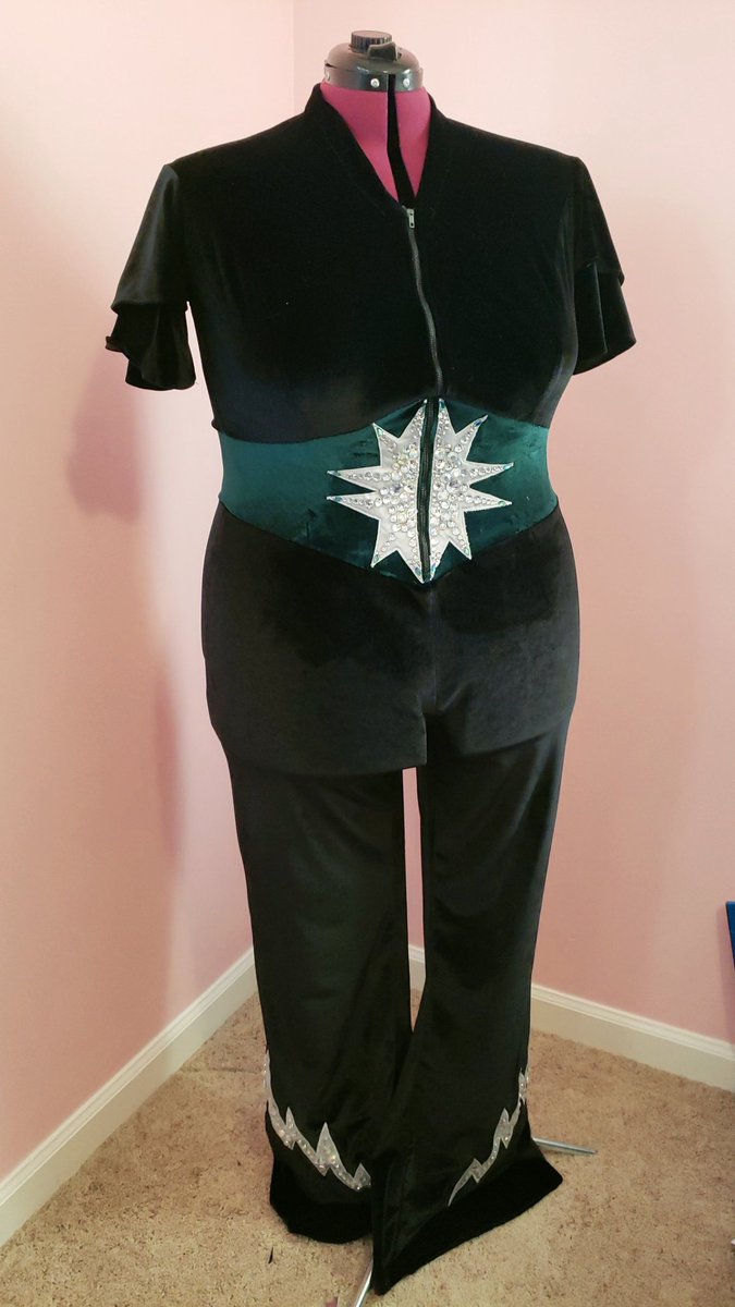 Shwitttt's tweet photo. Finished custom stretch velvet jumpsuit comm for @quildarling !! 😊
#costumecommission #stretchvelvet #jumpsuit https://t.co/ZWUyt4pX6H