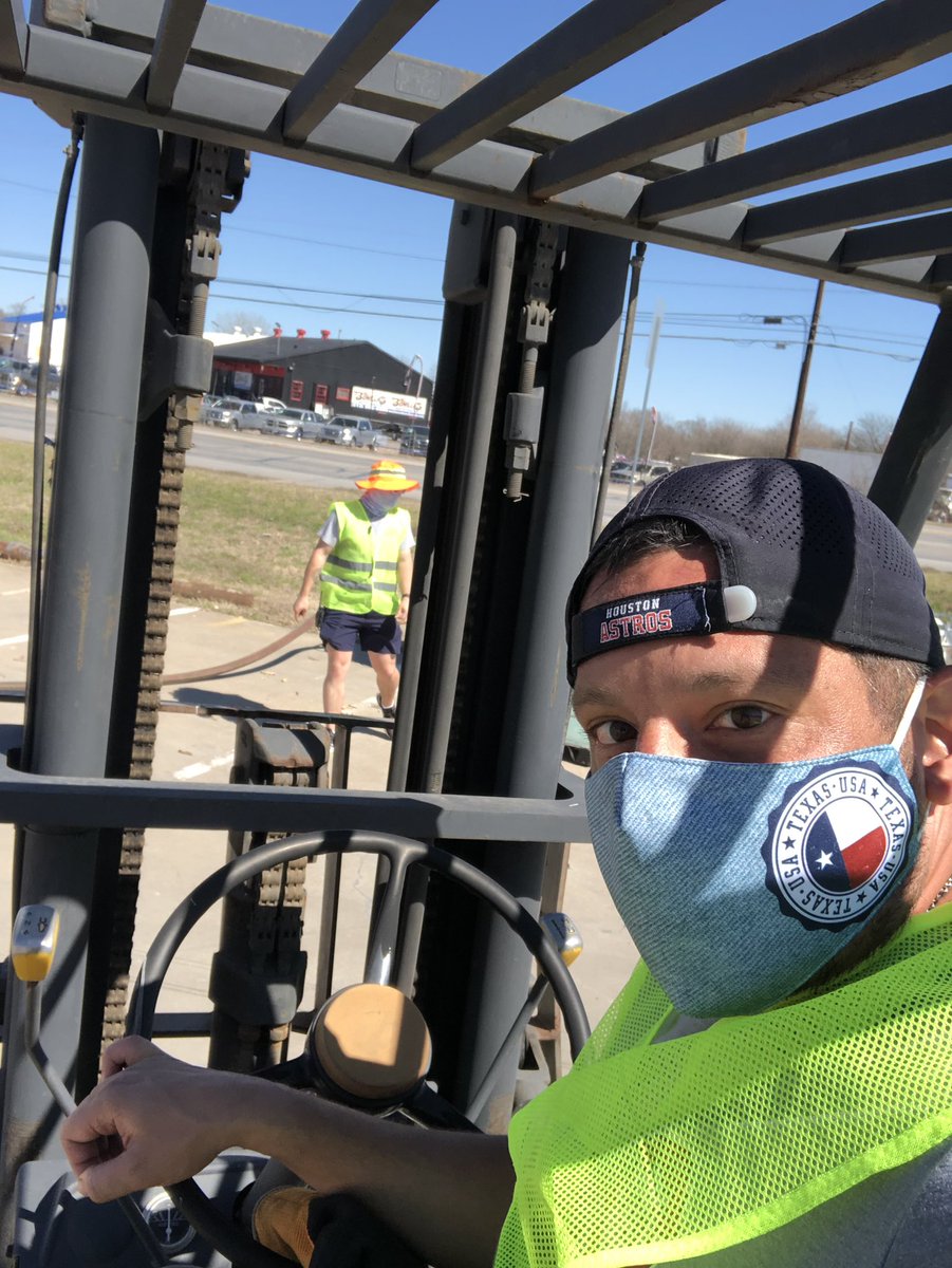 austintribune's tweet photo. Day 3 water distribution.  Killing it at 979 Springdale! 💪🏾 💦 

#AustinWater #TexasStrong #TexasPowerOutages #TexasFreeze #Austin #ATX #atxwater #TexasWinterStorm2021 #TexasBlackout #TexansHelpingTexans #TexasRebuilds #TexasStorm https://t.co/oc83xsZEwp