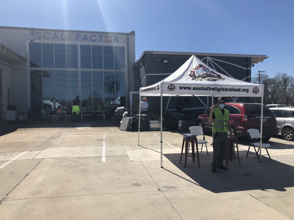 austintribune's tweet photo. Day 3 water distribution.  Killing it at 979 Springdale! 💪🏾 💦 

#AustinWater #TexasStrong #TexasPowerOutages #TexasFreeze #Austin #ATX #atxwater #TexasWinterStorm2021 #TexasBlackout #TexansHelpingTexans #TexasRebuilds #TexasStorm https://t.co/oc83xsZEwp