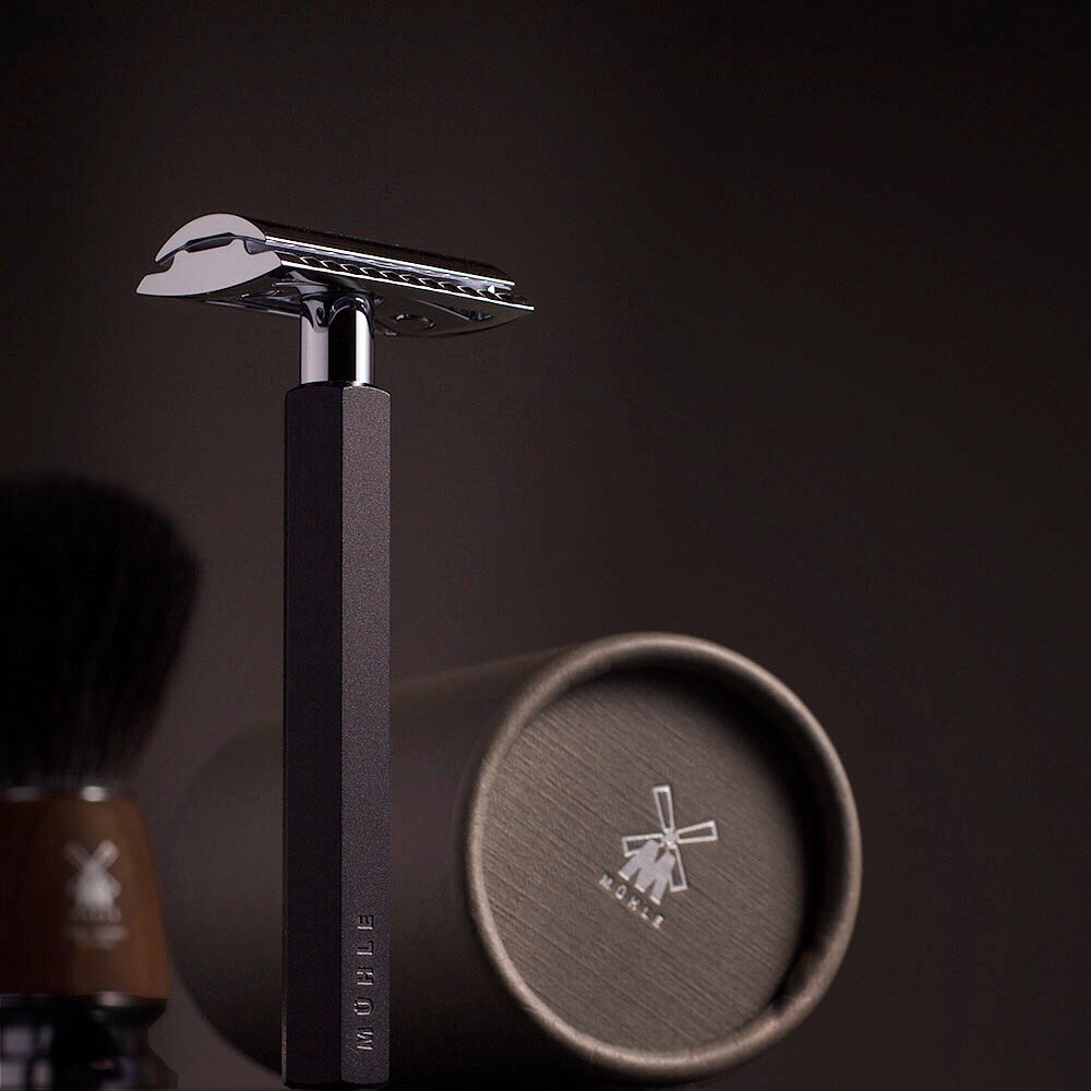 A classic in a world full of trends!

- MÜHLE Hexagon Graphite -

blakenblade.com/product/hexago…

#classicshaving #simplybettershave 
#blakenbladeshaveshop