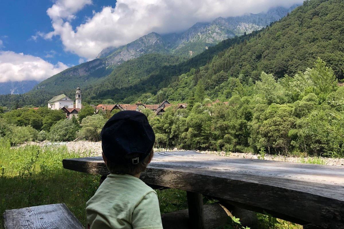 scatscjanalots's tweet photo. Esprime il sentimento di appartenenza al proprio territorio in una foto: un bambino che guarda al proprio paese come al proprio futuro. Foto di Elisa Scremin.

#scatscjanalots

#valpesarina #carnia #fvg #mountain #alps #childwood #green #Pesariis  #child #seeing #village #fvglive https://t.co/3VscnC7fel