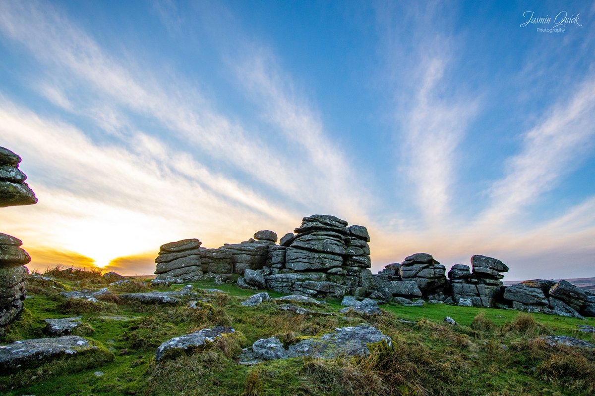 JazSaggers's tweet photo. Tonight’s sky was particularly beautiful! #dartmoor #combestonetor #photography https://t.co/jqqwNNnZv2
