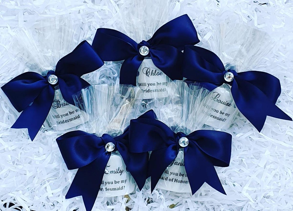 #bridesmaidproposal #candles All colours available
#personalisedcandles #keepsake #favours #bridetobe #misstomrs #weddingplanning #weddinginspo #willyoubemybridesmaid #candles #etsyseller #takeboutique
