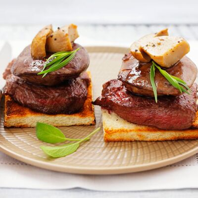 MarieLaureGB's tweet photo. La viande à la cantine selon LREM / La viande à la cantine en vrai https://t.co/ch7nyJZ0lN