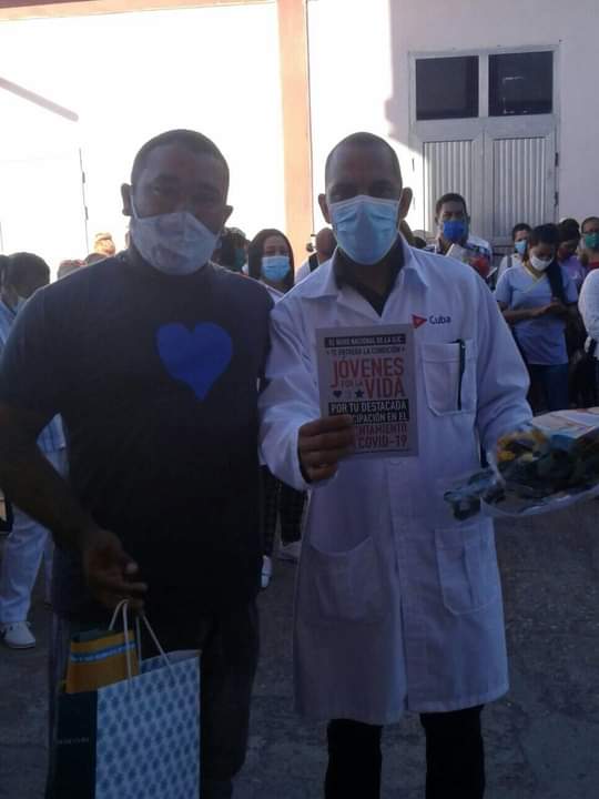LixandraVargas's tweet photo. #UJCPilon reconoce con la Condición Jóvenes por la Vida a joven médico internacionalistas que recien llega a su tierra con la satisfacción del deber cumplido #TuEresElPresente @Adriana90218382 @NislayMolina @granma_ujc @OsorioYoandrys https://t.co/ZOfagPFRM8