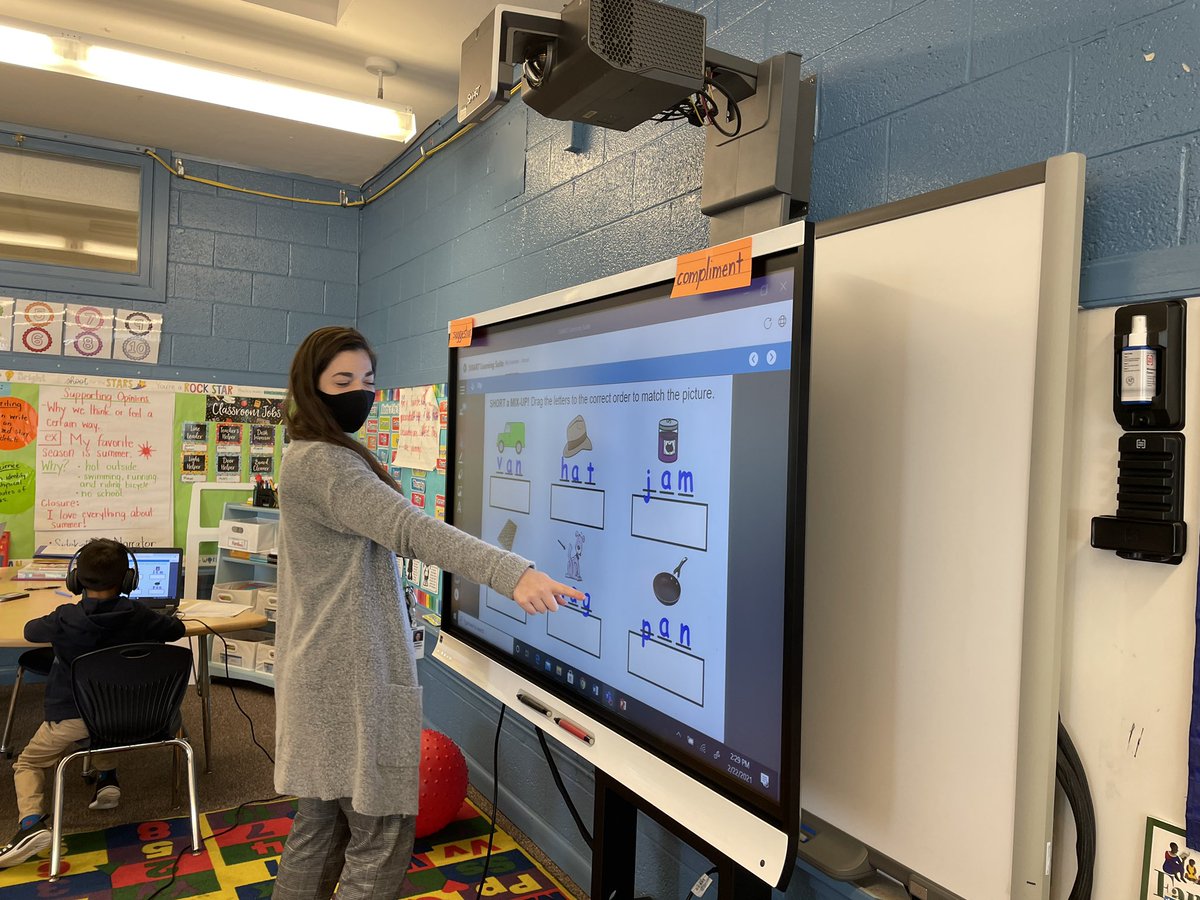 gjrobinson's tweet image. B. Jones’ &amp;amp; her 1st grade Ss learning about vowels &amp;amp; using @SMART_Tech #SmartLearningSuiteOnline for the first time! So far they love it! #GradualReleaseModel #OnslowDLT