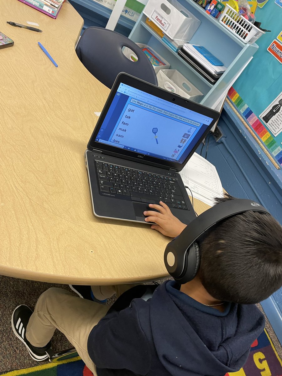 gjrobinson's tweet image. B. Jones’ &amp;amp; her 1st grade Ss learning about vowels &amp;amp; using @SMART_Tech #SmartLearningSuiteOnline for the first time! So far they love it! #GradualReleaseModel #OnslowDLT
