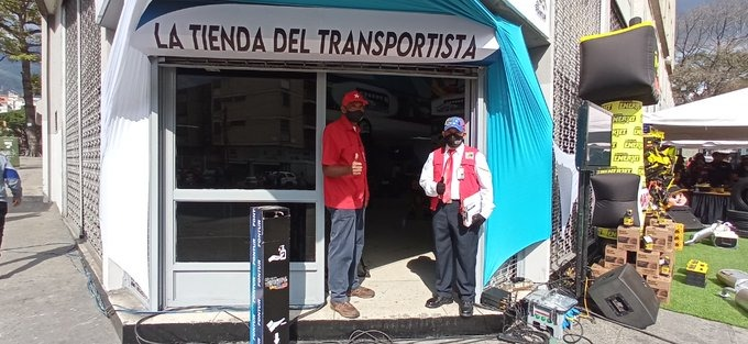 mintransporteve's tweet photo. #TomaNota 📖 | El objetivo de la #TiendaDelTransportista es la reactivación, bajo concepción #PuntoYCírculo de la producción nacional con un modelo de control de la gestión comercial para la innovación y el ordenamiento en la venta de autopartes fortaleciendo el #MotorAutomotriz https://t.co/oBKiNKxHGE