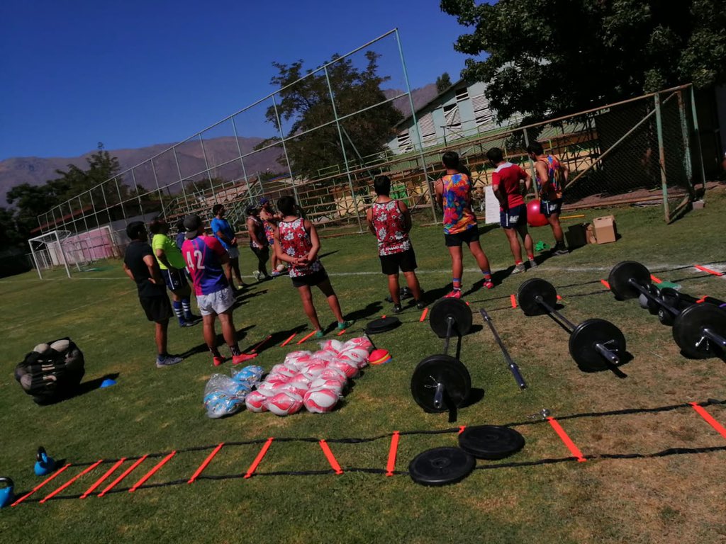 halconesrugby's tweet photo. Este fin de semana se entregaron los materiales que se obtuvieron de 2 fondos concursables que nuestro club postulo el año 2020, el 1er  de la M. de calle larga y el 2do de angloamerican, damos las gracias ambas instituciones @municallelarga @AngloAmericanCL https://t.co/MpsrdC0CTJ