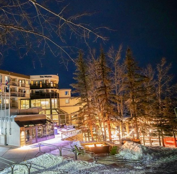 Location, location, location— right here, you can ski right into our resort! ⛷🏂

Thank you @bigbeardcreative for this shot of our beautiful resort!