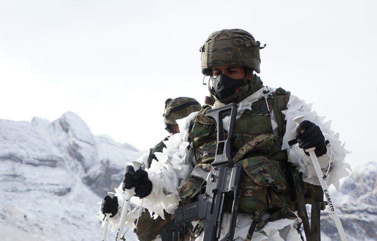 EjercitoTierra's tweet photo. #BuenasNoches. El militar debe estar moral, física, intelectual y técnicamente preparado para ser eficiente en su trabajo, adaptándose a la evolución constante de la sociedad y del #EjércitodeTierra. #ValoresEjército
https://t.co/MxHDPqApxG https://t.co/Zo1h0eONXi