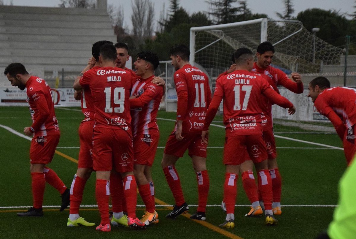 _AngelRomero7's tweet photo. De locos lo de ayer . 🔴⚪️

Orgulloso de este equipo. Victoria en casa del líder . Muy agradecido de formar parte de esto. A seguir creciendo! 💪🏽

•UBUNTU• 🍍@ZCFoficial ⚽️ https://t.co/rvzHyTuEIj