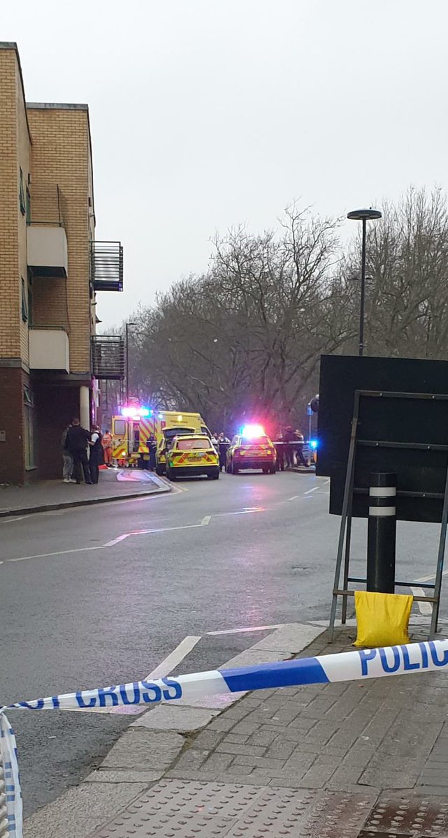 #Haringey BREAKING: A young man in his 20s has been stabbed to death in broad daylight in #Tottenham, north-London. Met Police say at approximately 4:00pm they were called to West Green Road, N15. The victim was pronounced dead at the scene. No arrests as this stage.