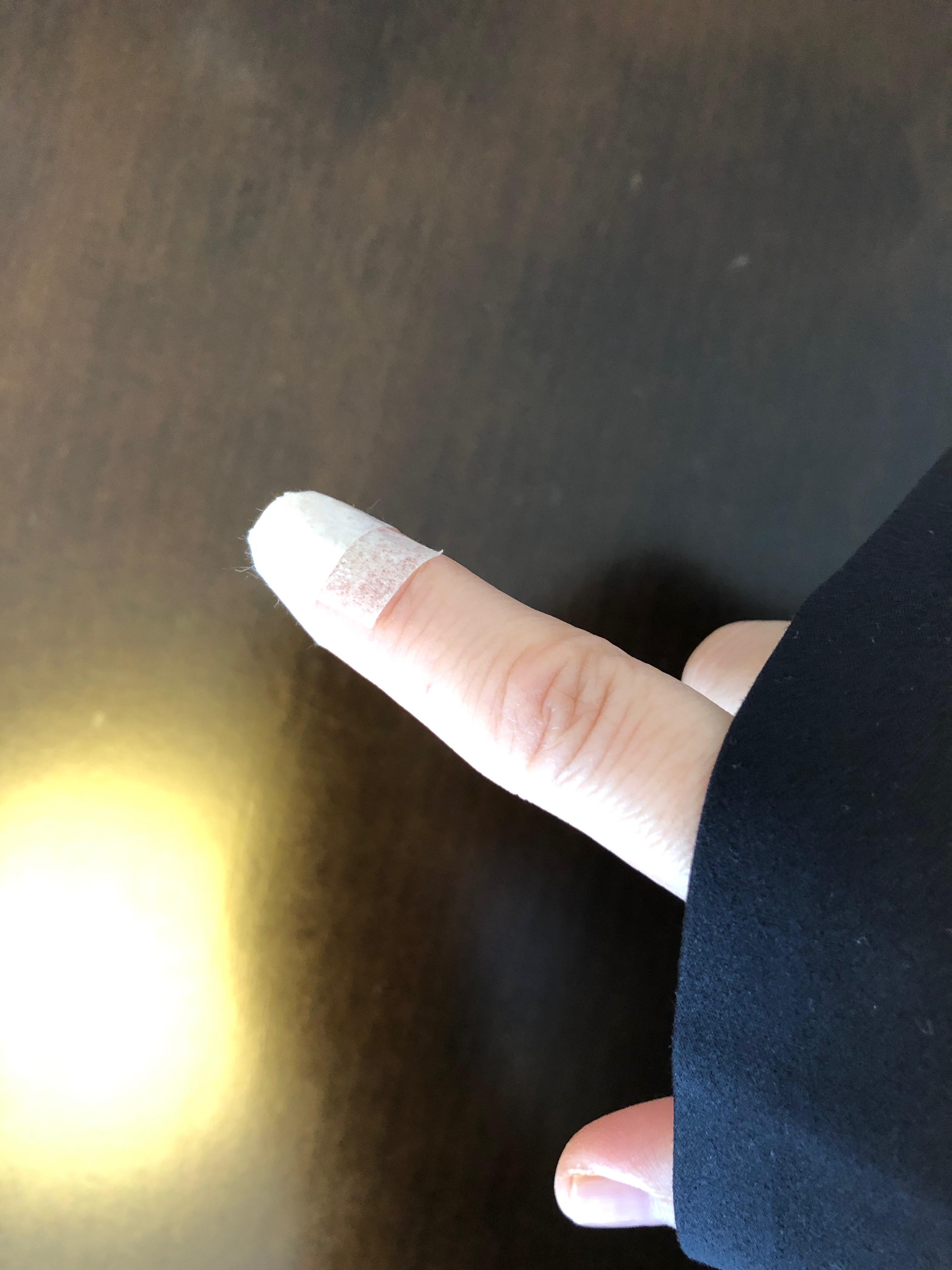 Twitter 上的 中村明日美子お知らせ 公式 旬の柑橘類を頑張って剥いたら 食べ終わる頃に気がつく程度の負傷 右手人差し指の爪 が１ミリほど剥がれたようで作画に支障 テーピングを施した 食べ終わる頃に気づく程度だから非常に些細な負傷なんだけど 右手人差し指