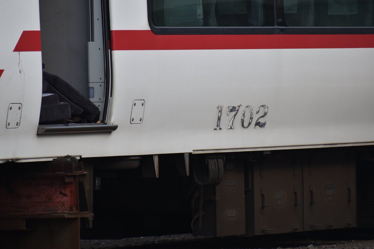NNbH9VkRJxkmf0m's tweet photo. さようなら名鉄1700系1701F.1702F名電築港廃車解体現場
1702F貫通扉開
#名鉄 #ありがとう1700系
#1700系 #1701F #1702F
#廃車解体 https://t.co/OaMmjUq7O7