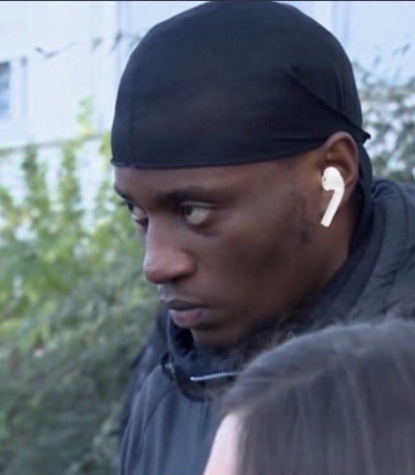 YungGodBree's tweet photo. Me in public:                   My AirPods: https://t.co/MtIgq13qlI
