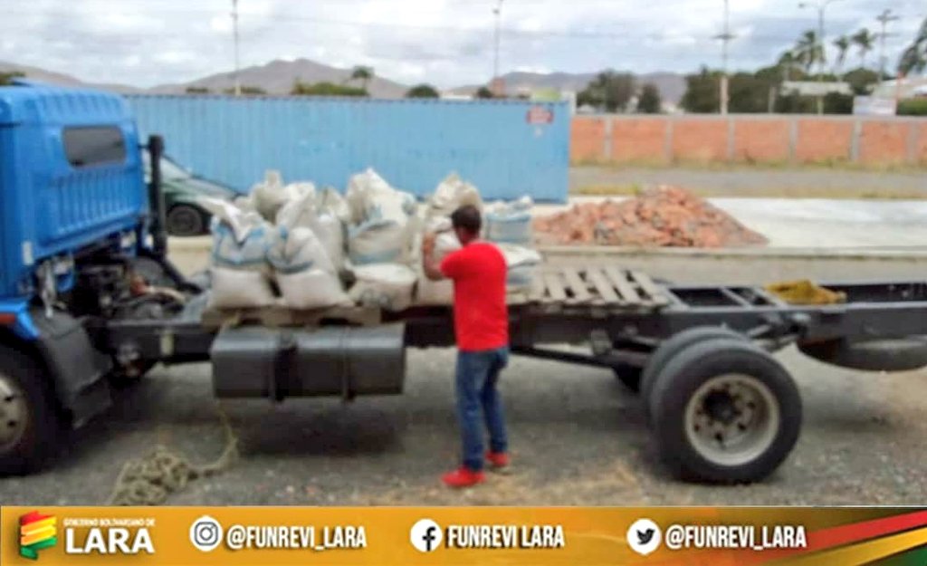 Funrevi_Lara's tweet photo. 22Feb Continua la entrega de Cemento y Agregados, por parte de @Funrevi_Lara al urbanismo Ciudad Bicentenaria, Viviendo IFE, Mcpio Iribarren, con la misión de avanzar en las Torres A,B y D.
@AdolfoP_Oficial @Minhvi_Oficial @gobiernodelara @secgoblara @CONSTRUPATRIALA #Funrevi https://t.co/jV36cPvwp0