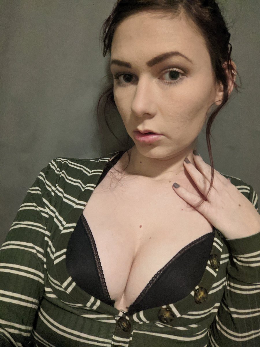 EmmaJessRose's tweet photo. I hot a little handsy on my main page. 🖐️💋 Link in bio. #model #AdultWork https://t.co/68xnEDQarL