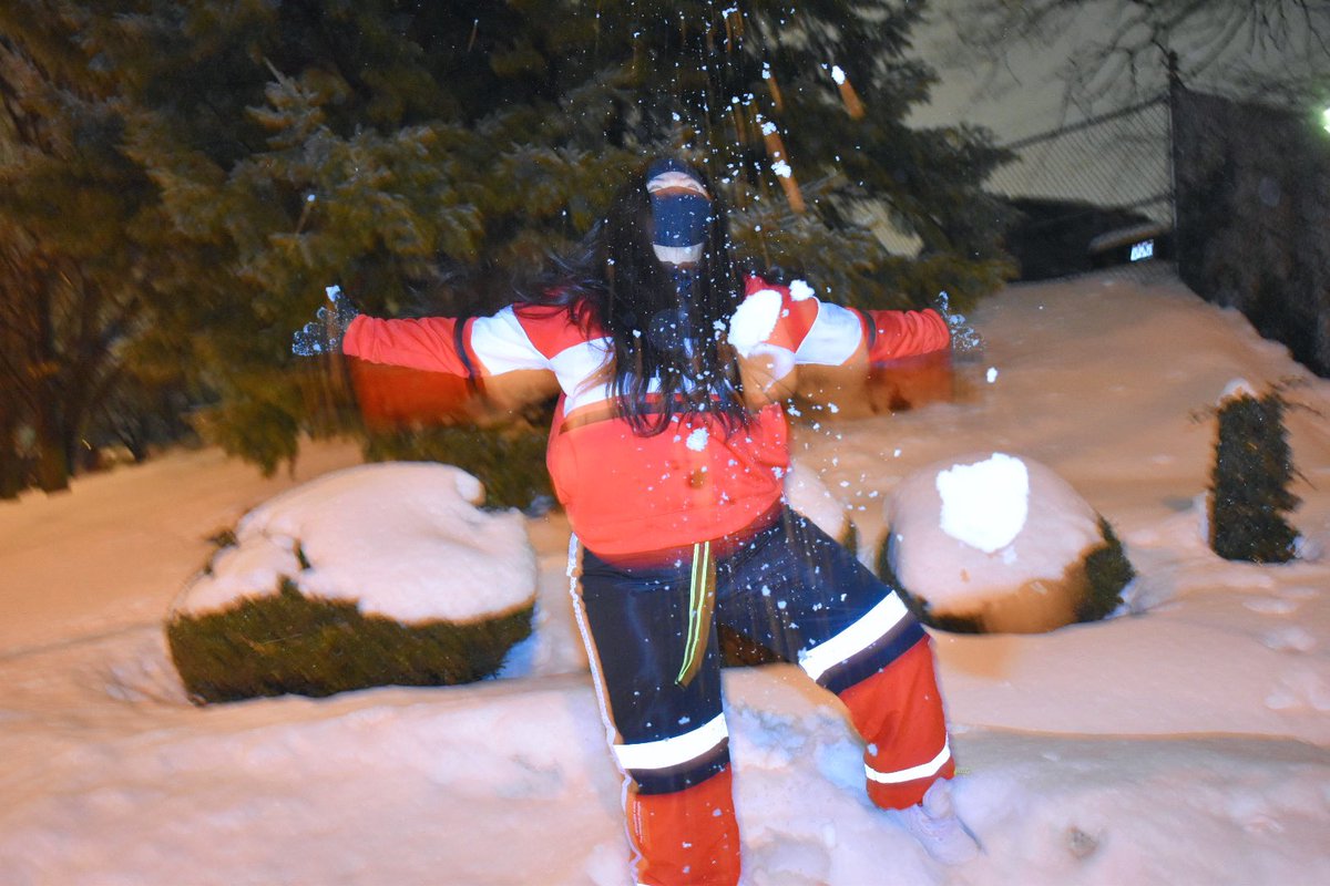 GoSandy7's tweet image. She was born in the winter call her a Snow Queen ❄️👑
.
.
A quick shoutout to my stylists for this fit! ❤️🖤🤍@RaulSanchezBeat @hiphop293157 @hillarymarquez #nike