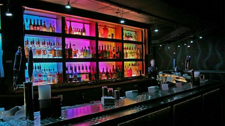 valrssi's tweet photo. Faziam apenas cinco minutos que Valencia havia chegado ao bar, e ela já estava na terceira dose de vodka. Não era do fetio da garota beber tanto. Mas aquela noite, ela queria esquecer do mundo. https://t.co/BJNjz6cvef
