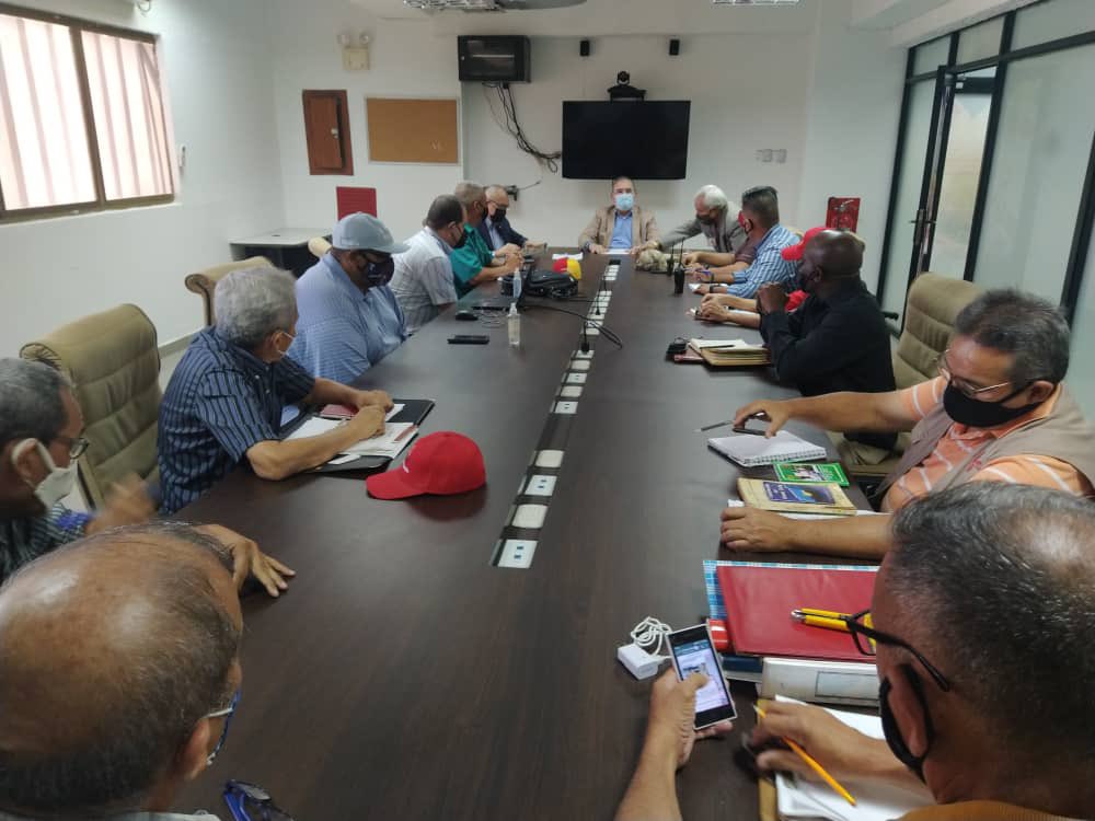 durancenteno2's tweet photo. Estado Mayor de La Reserva Activa del Zulia, continúa en sus deliberaciones permanentes, de caras al Congreso Bicentenario de Los Pueblos. La juventud zuliana hizo presencia en la misma y solicitó su incorporación en este gran componente, que agrupa a los oficiales comprometidos. https://t.co/oaJ2WfLDHG