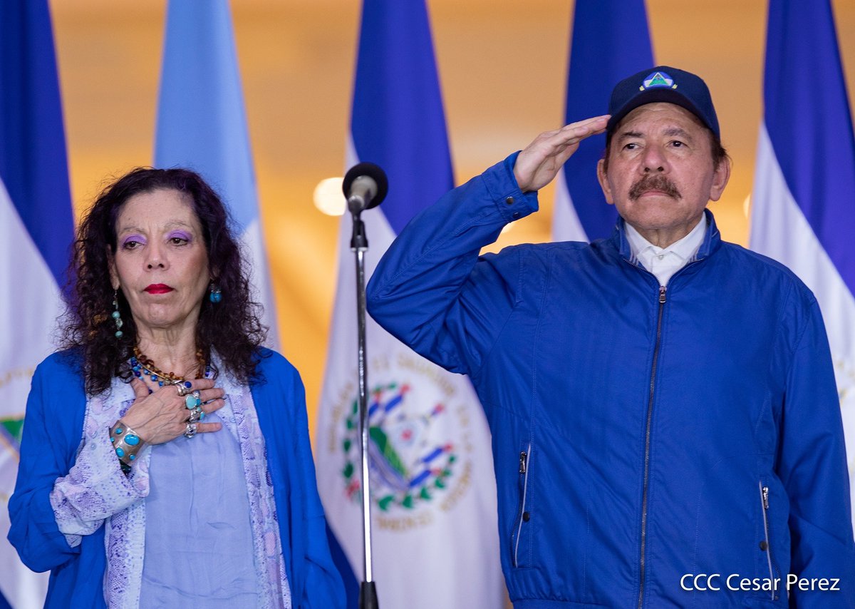 Comandante Daniel Ortega estará  en comunicación con  las familias nicaragüense esta tarde, conmemorando el 87 aniversario del paso a la inmortalidad del Gral. Augusto C. Sandino, así lo informó la vicepresidenta Rosario Murillo.
 
#AquiEstaSandino
#SeguimosCambiandoNicaragua