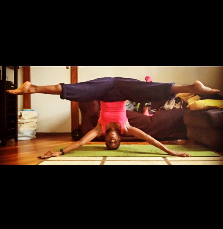 IngyAustin's tweet photo. “It was when I dared to take up space that I claimed my place.” -Becca Lee
.
.
.
.
.
.
.
.
#yoga #headstand #headstandvariation #unsupportedheadstand #headstandsplit #split #takeupspace #belonging #unashamed https://t.co/NxsPeYtKfr