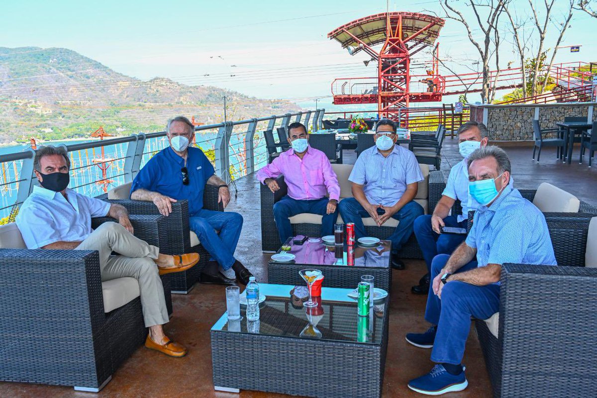 Reunión con los principales inversionistas del país, para analizar el avance del proyecto turístico Acapulco-San Marcos que, en los próximos años, detonará la región de la Costa Chica Guerrerense con empleos, derrama económica y desarrollo para esa zona del estado.