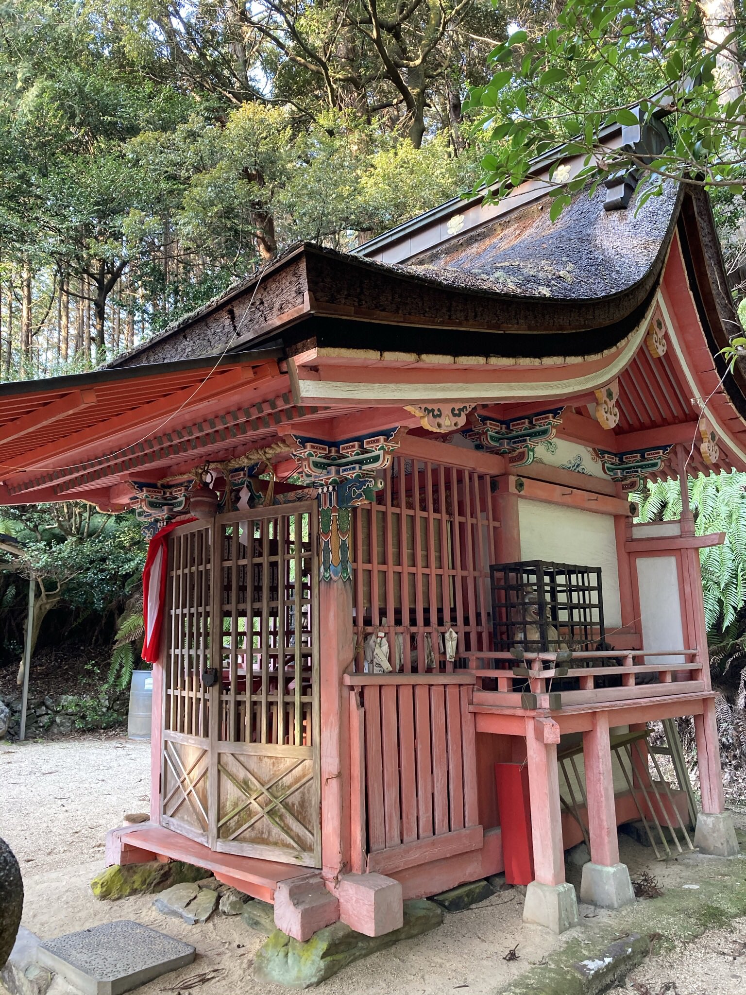Gassyou 大道神社 おおみちじんじゃ 京都府綴喜郡宇治田原町 元は 天満宮 といわれ 中世からあった古い神社のようです 100段の石段を登った場所にあるこじんまりとした境内には1680年建立の美しい檜皮葺一間社流造の本殿があります T Co