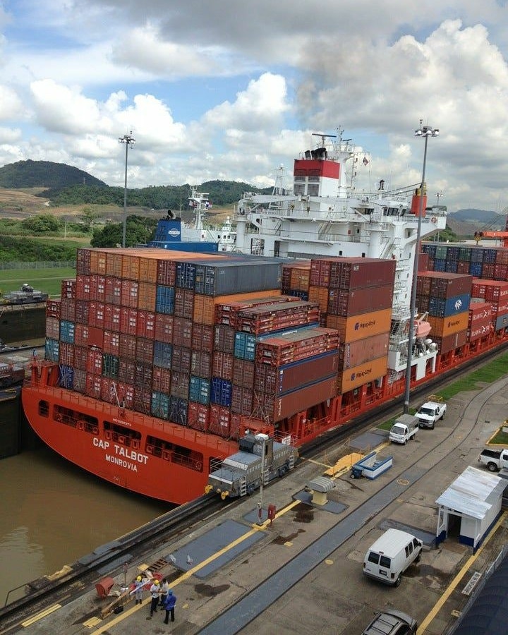 Info_Transpor's tweet photo. En un día normal 35 busques pasan por el canal de Panama, este se considera de las obras más importantes y colosales de todo el siglo XX 🚢

#transportemaritimo #comerciointernacional #maersk #navío #maritime #maritimo #Navy #ocean #oceanogràfic #oceanography https://t.co/SyzvBdhwr1