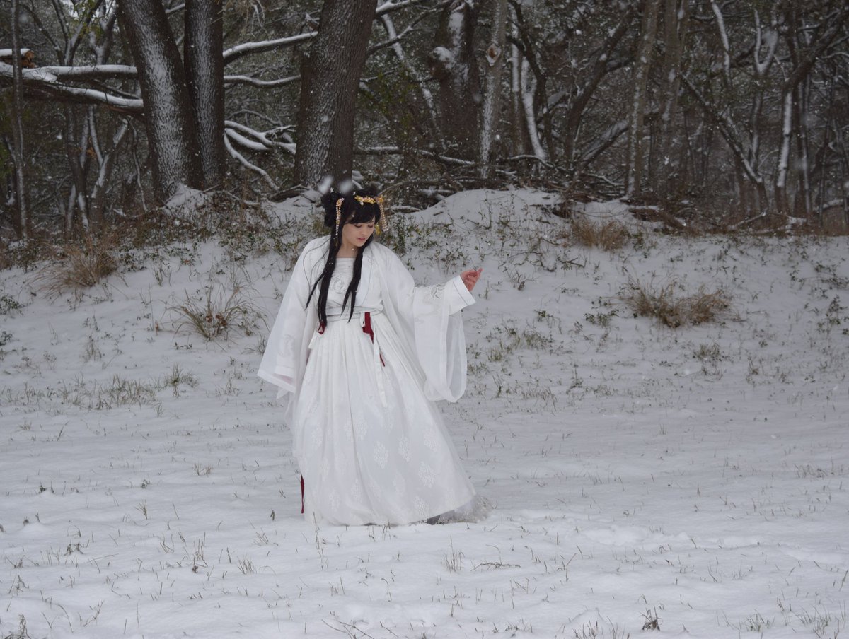 RinaDenka's tweet photo. Snowy hanfu ❄️❄️💙💙💙❄️❄️crystal snow https://t.co/YrNIeb63hO