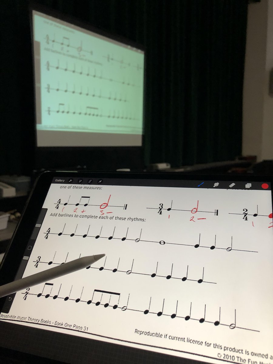BrickLovesBooks's tweet image. 🎶Music &amp;amp; technology....a perfect pair!🎵 Mr.Clark using his ipad in today&apos;s lesson. #ChathamDigitalLearning #music #ipad #bonleeschool #dragonsonfire