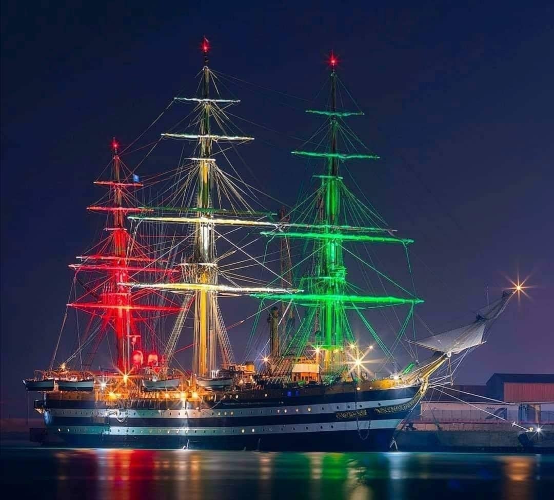 Buonanotte a chi ama viaggiare e andare oltre.
#90anni di Amerigo #Vespucci: la nave più bella del mondo, un orgoglio tutto italiano!