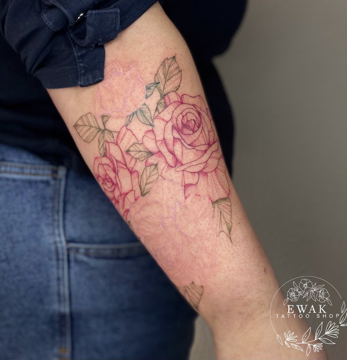 ewakwls's tweet photo. JE REPOST.

Je suis tatoueuse dans le 82 (Tarn-et-Garonne), je me spécialise de plus en plus dans le floral en couleur, j’adore ça. 

N’hésite pas à faire un tour sur mon ig: ewaktattoos et si t’as envie d’un projet comme celui ci, je serais ravie de le travailler. 

RT svp 🥰🙏🏻 https://t.co/72rMRYpVxA