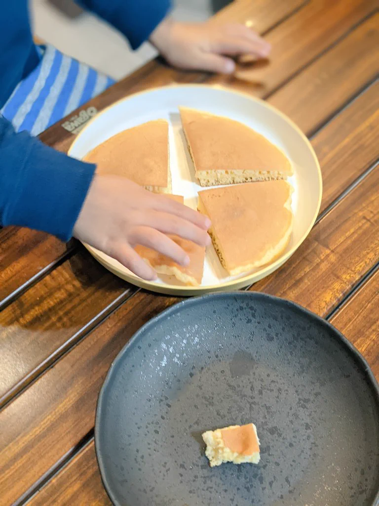 葛藤の末にこうなった？はんぶんこ、と子どもにパンケーキを分けてもらうも･･･！