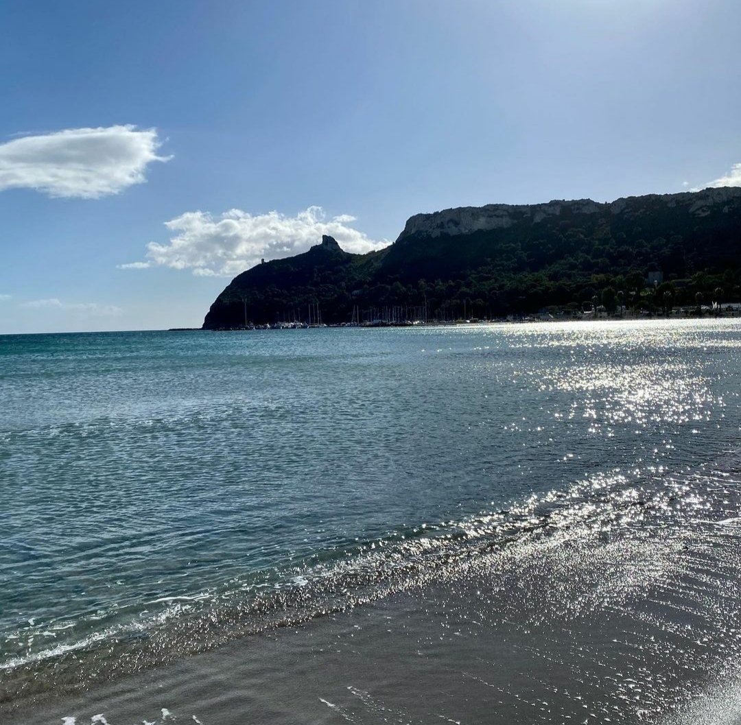 A volte mi sento come il rumore delle onde che arrivando alla riva, trovano la forza  di riprovarci.....  I miei occhi brillano di una luce riflessa tra il cielo e il mare...Il mare è vita 💙