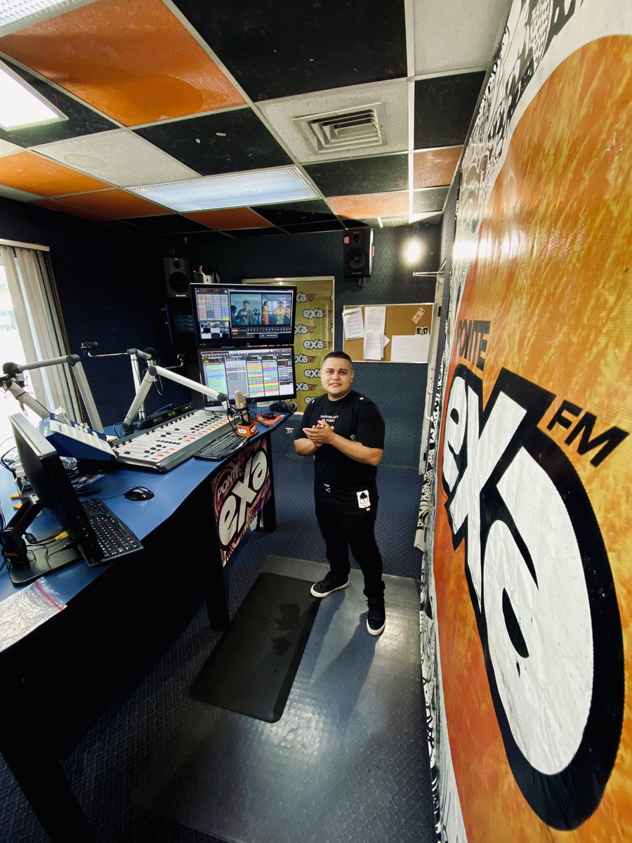 AdrianFloreshn's tweet photo. Comenzar la semana depende de tu actitud 👊🏻😎
Lun - Vier 2pm a 7pm #EXAGERA2 👉🏻 @exahonduras
•
•
•
#Radio #EXAHonduras #EXAFM #DJ #LiveMix #Music #PonteEXA #WorkHost #WorkDJ #AF #SPS #Honduras #DJLife 🔊🎶💣💥🚀🚀
- 📸 by @hector1carranza https://t.co/lXvqIDfa1h